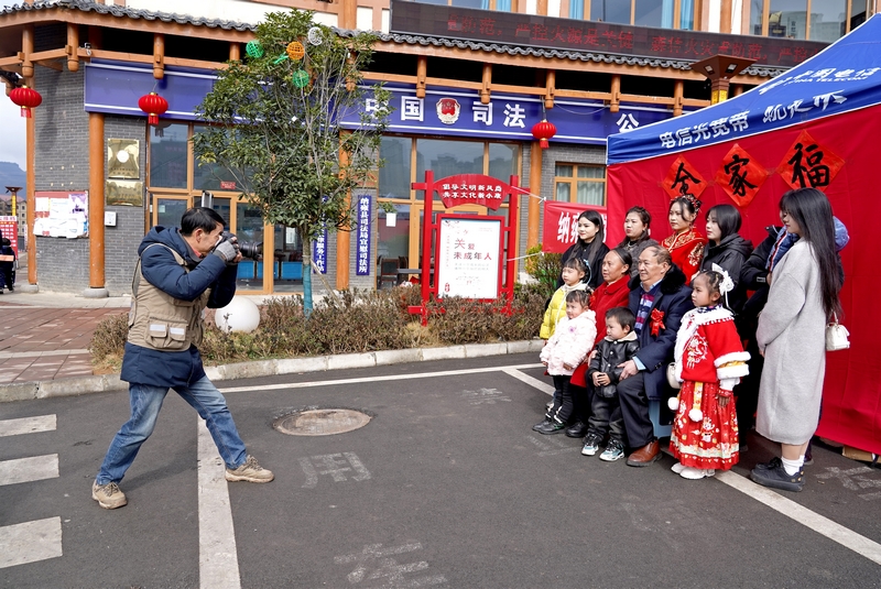 攝影師給市民拍全家福。楊 英攝