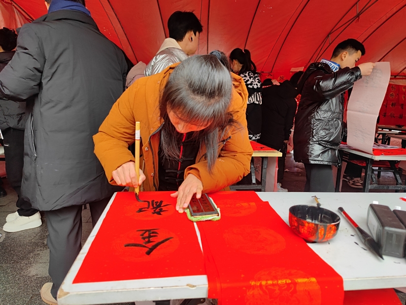 書寫春聯(lián)。