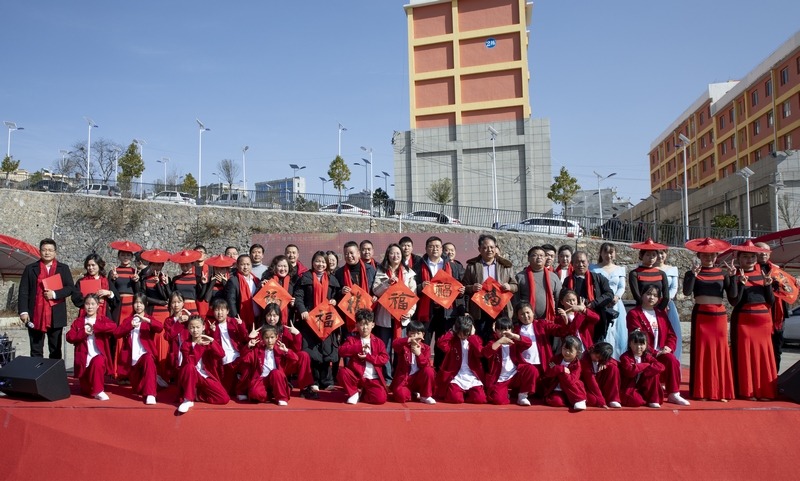 2月4日,赫章縣文聯開展文化進萬家活動。劉勇攝