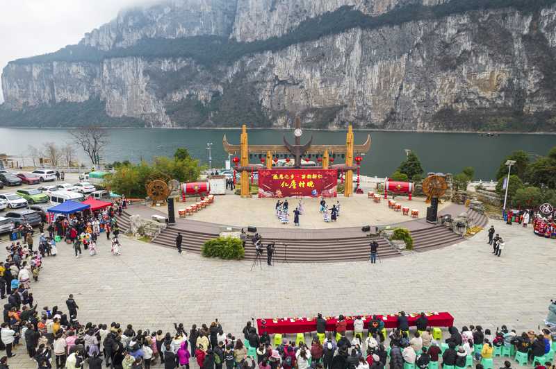 黔西市新仁苗族鄉(xiāng)化屋村，村民在“村晚”上表演“非遺”節(jié)目（無人機(jī)照片。 史開心攝