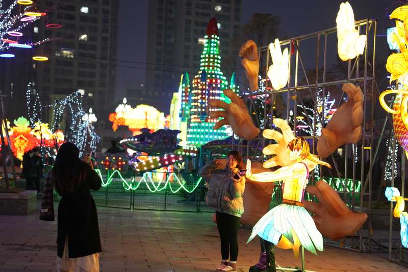 市民在等會(huì)現(xiàn)場(chǎng)拍照留念。祁德超攝