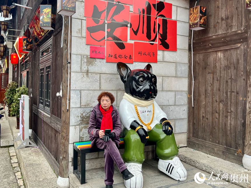 群眾在特色休息區(qū)休息。人民網(wǎng) 李麗萍攝