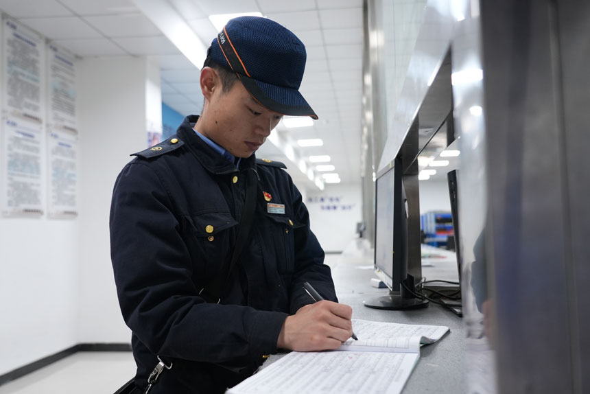 工作過程中需要在檢修任務(wù)單上時刻記錄。李儒鑫攝