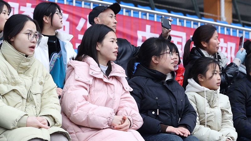 觀眾觀看精彩的馬術表演。