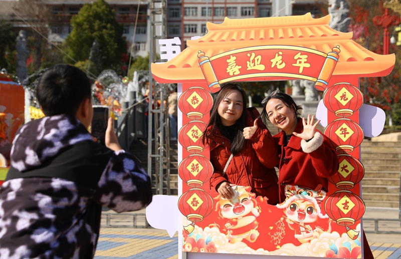 人們在拍照打卡。