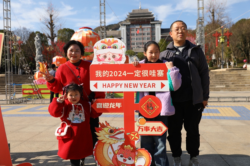 拍攝“全家?！倍ǜ裥腋Ｋ查g。