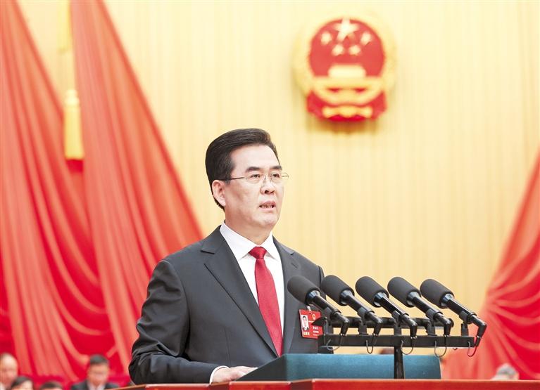 2024年1月24日上午，貴州省第十四屆人民代表大會第二次會議在貴陽隆重開幕。圖為李炳軍作政府工作報告。 貴州日報天眼新聞記者 李森 攝