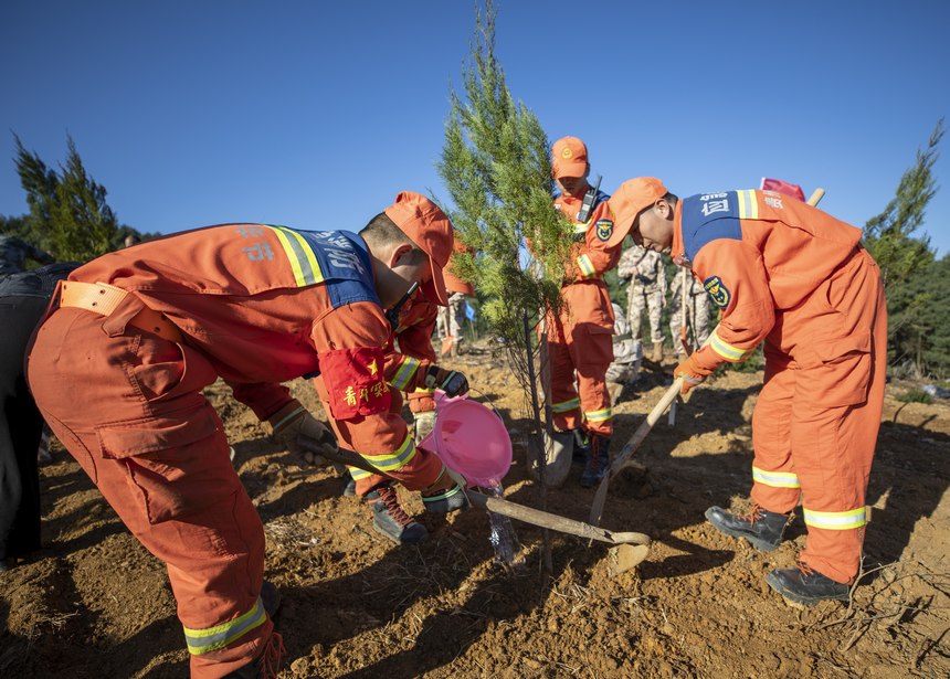 消防隊員植樹。李學友攝