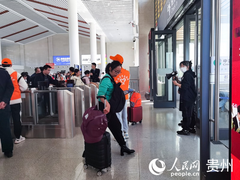 有序進站。人民網 王秀芳攝