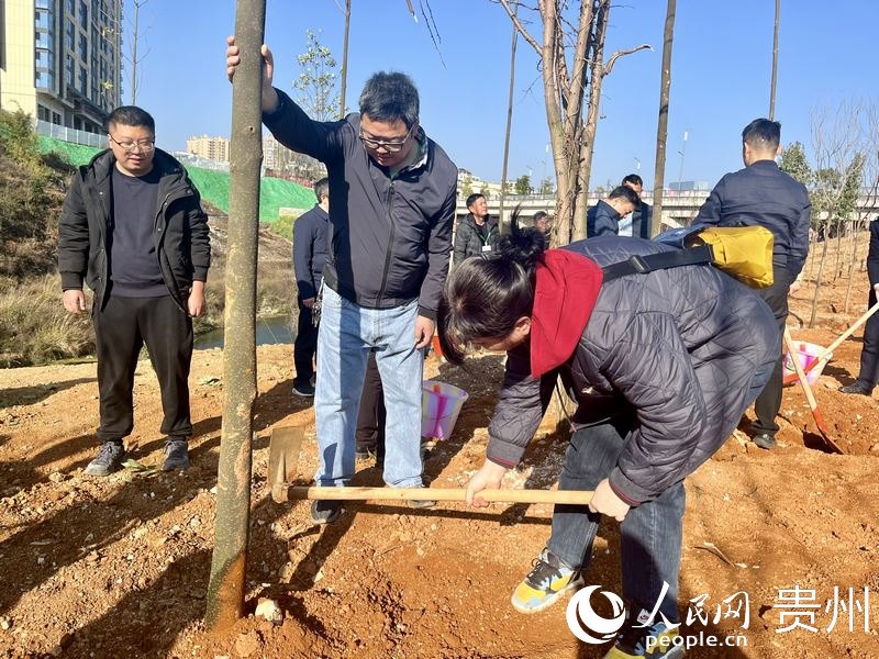 大家紛紛加入植樹行列。人民網 李麗萍攝