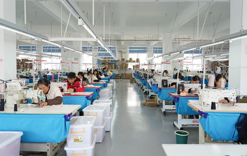 2月19日,貴州博澤服裝有限公司,工人在忙碌。楊英攝