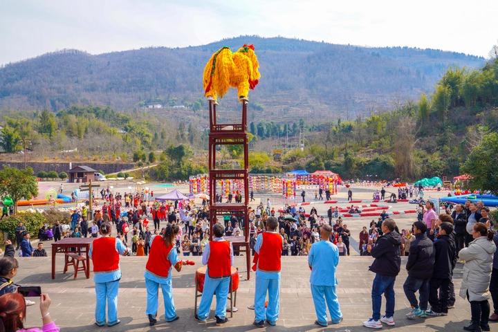仡佬高臺舞獅表演現場。王玲玲攝