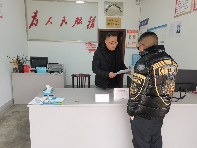 劉麟認真的向來居委會咨詢的群眾解答。