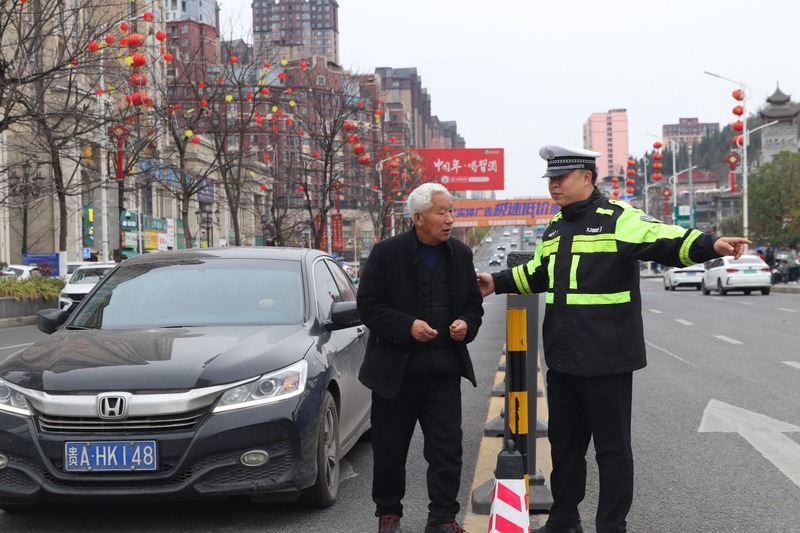 交警扶老人過馬路。劉曉麗攝