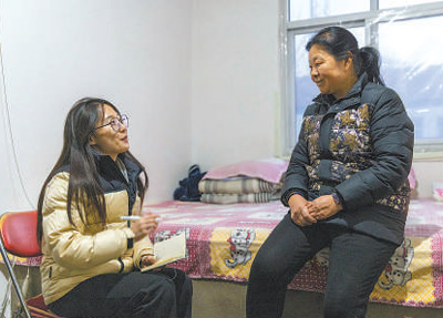 圖為張佳瑩（左）在村民家中采訪。