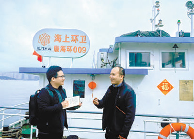 圖為劉曉宇（左）在采訪環衛工作者。