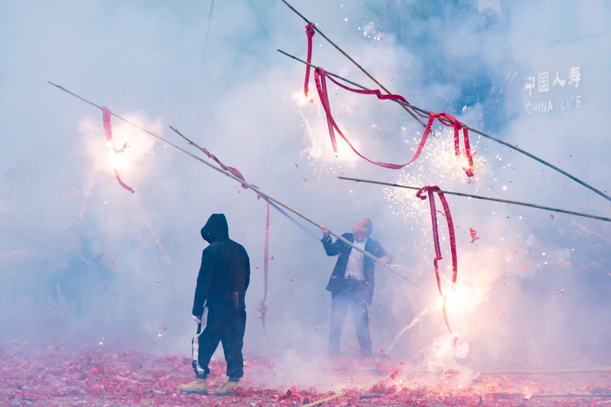 德江“炸龍”慶元宵現(xiàn)場(chǎng)。彭興健攝