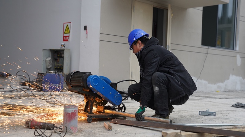 圖為 務(wù)川氟鋇新材料產(chǎn)業(yè)園的年產(chǎn)4萬噸電子級氫氟酸一期項目建設(shè)現(xiàn)場工人正在切割材料 王光敏 攝.JPG