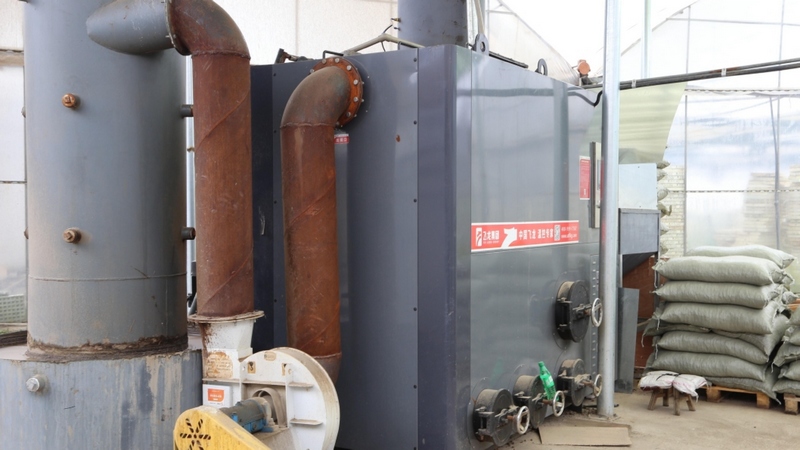 新引進的生物質鍋爐,通過水暖系統向大棚供暖,既節能,又環保 修文縣融媒體中心姜繼恒 攝.jpg