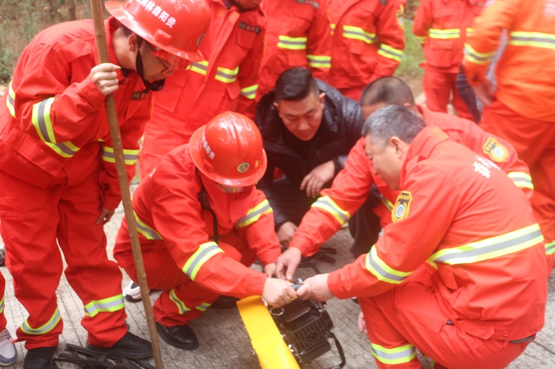 南龍鄉應急救援隊員學習如何使用滅火器具。