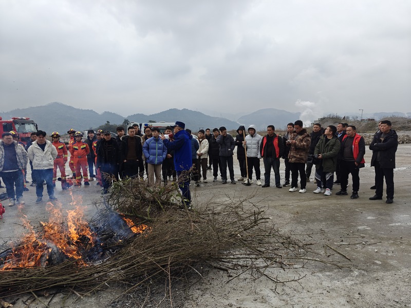 消防員講解森林滅火安全知識(shí)。