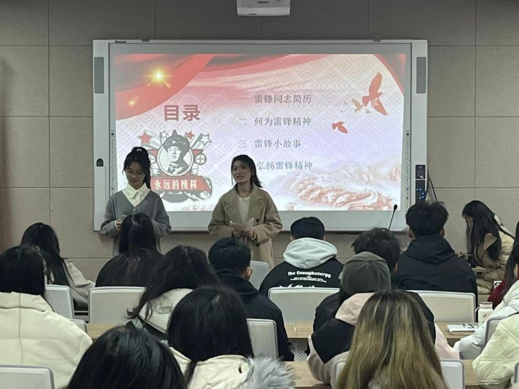 傳媒學院宣講員向同學們分享雷鋒故事。