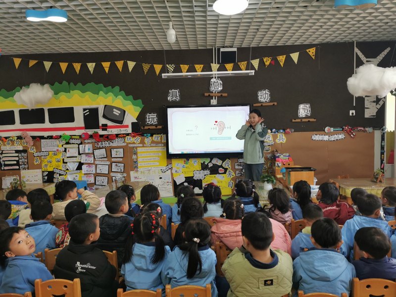 學校健康教育課宣傳“愛耳日”。肖維 攝 (2).jpg