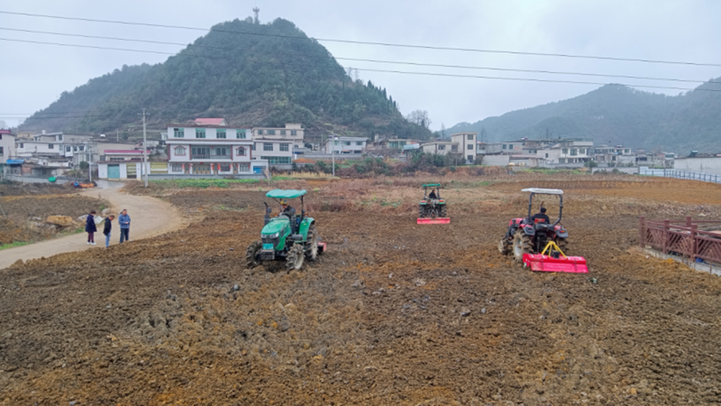 修文縣各鄉（鎮、街道）春耕備耕工作陸續拉開序幕，黔中大地，到處一片農機“鬧”春耕的忙碌景象。 修文縣融媒體中心姜繼恒 攝