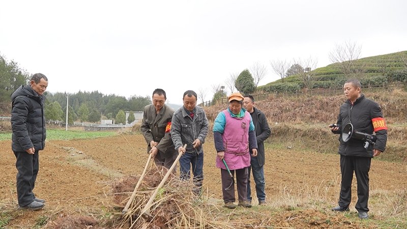 思南縣張家寨鎮護林員到田間地頭對村民進行宣傳。（陳敏 攝）