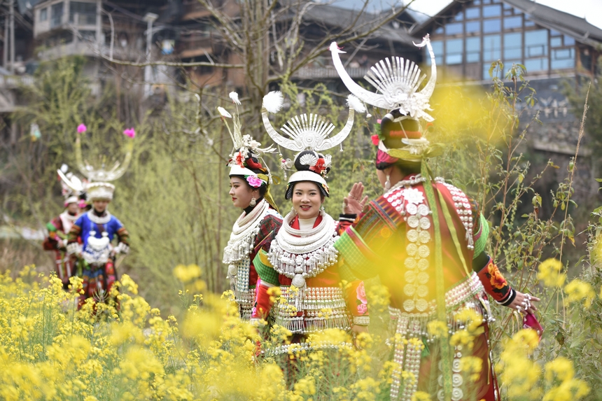3月10日，游客在油菜花叢中游玩。凱尚宇攝