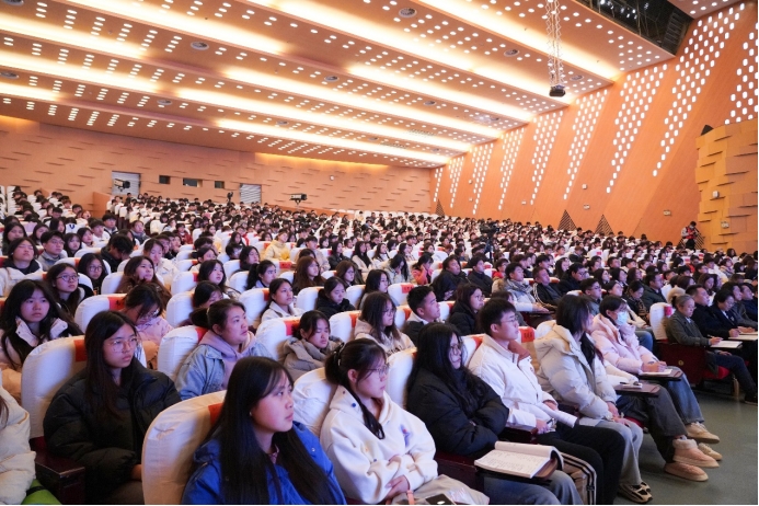 貴州民族大學(xué)“開學(xué)第一課”現(xiàn)場(chǎng)。