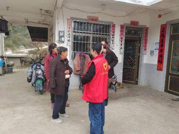 圖為：入戶宣傳森林防火知識.jpg