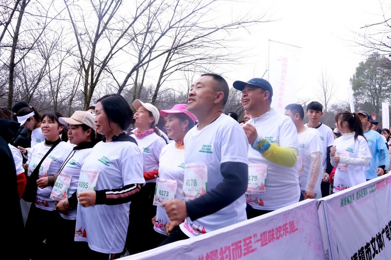 2024貴州·清鎮(zhèn)櫻花季系列活動(dòng)“櫻約而至”趣味歡樂(lè)跑活動(dòng),朱祖華第一個(gè)沖出終點(diǎn)線。楊洪金攝