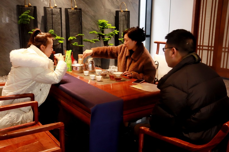 (3)櫻花集市上游客在免費品茗區品茶（楊洪金攝） (2).jpg