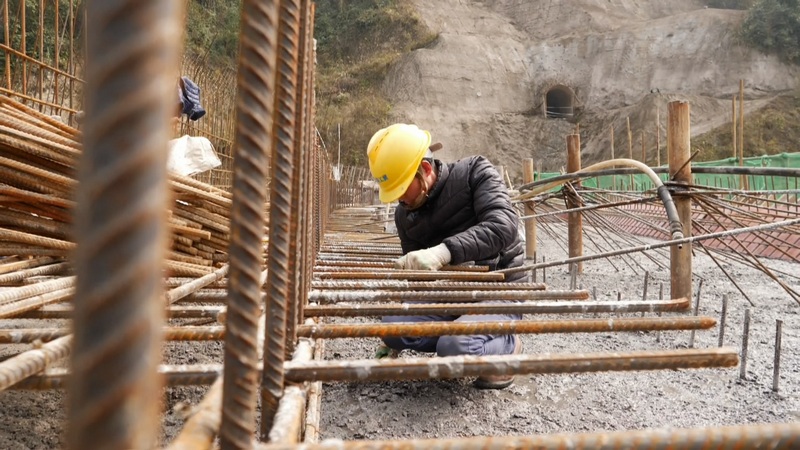 工人在清理大壩上的雜物。