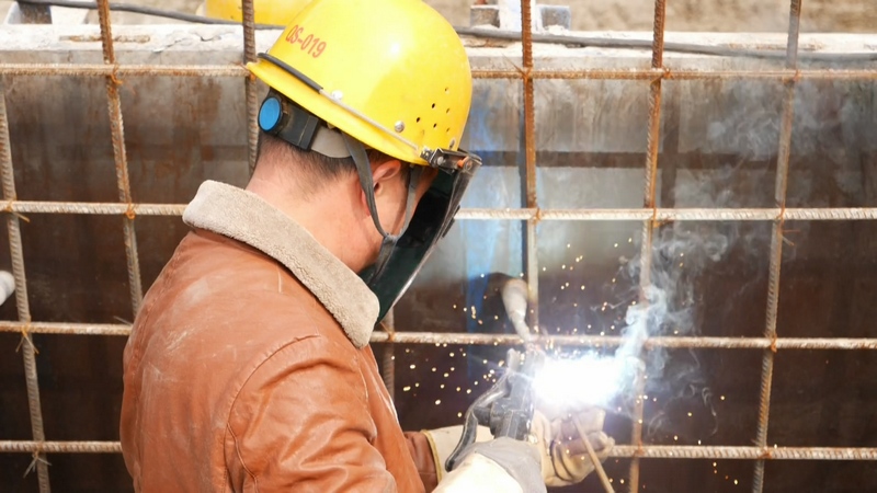 向偉正在焊鋼筋。