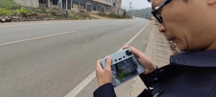 利用無(wú)人機(jī)查看。