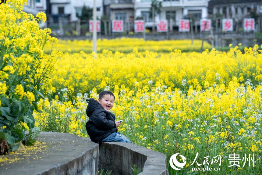 在油菜花田內(nèi)玩耍的小朋友。人民網(wǎng) 顧蘭云攝