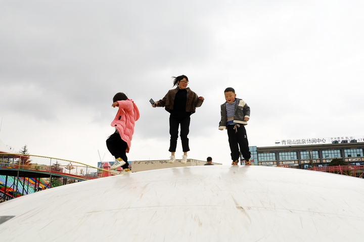 家長(zhǎng)帶孩子體驗(yàn)親子游項(xiàng)目。