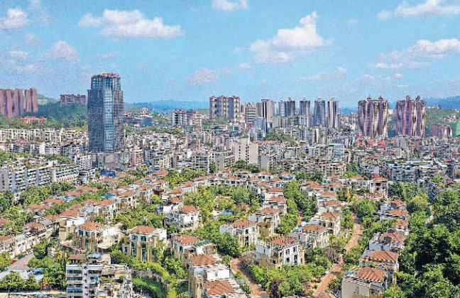 藍天白云下的烏當城區一角(2024年2月5日攝)。貴陽日報融媒體記者 周永 攝