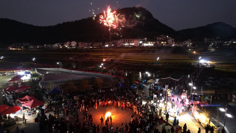 “貴陽(yáng)路邊音樂(lè)會(huì)·田園沙溪”活動(dòng)篝火晚會(huì) 查姜維 攝.jpg