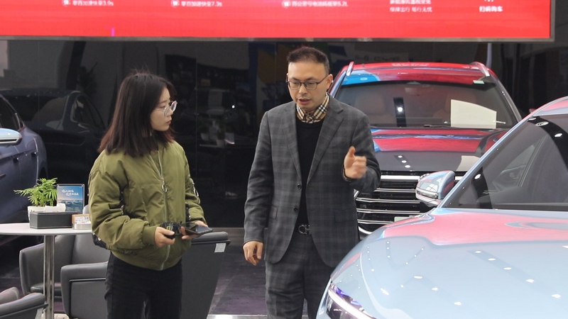 了解汽車銷售市場（劉曉麗攝）.jpg
