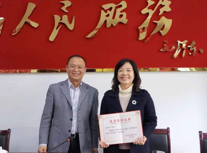 劉卓剛同志為其頒發光榮退休證書。