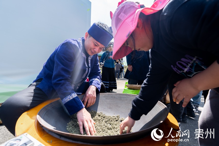 活動(dòng)現(xiàn)場(chǎng)，炒茶師現(xiàn)場(chǎng)展示炒茶技藝。人民網(wǎng)記者 涂敏攝