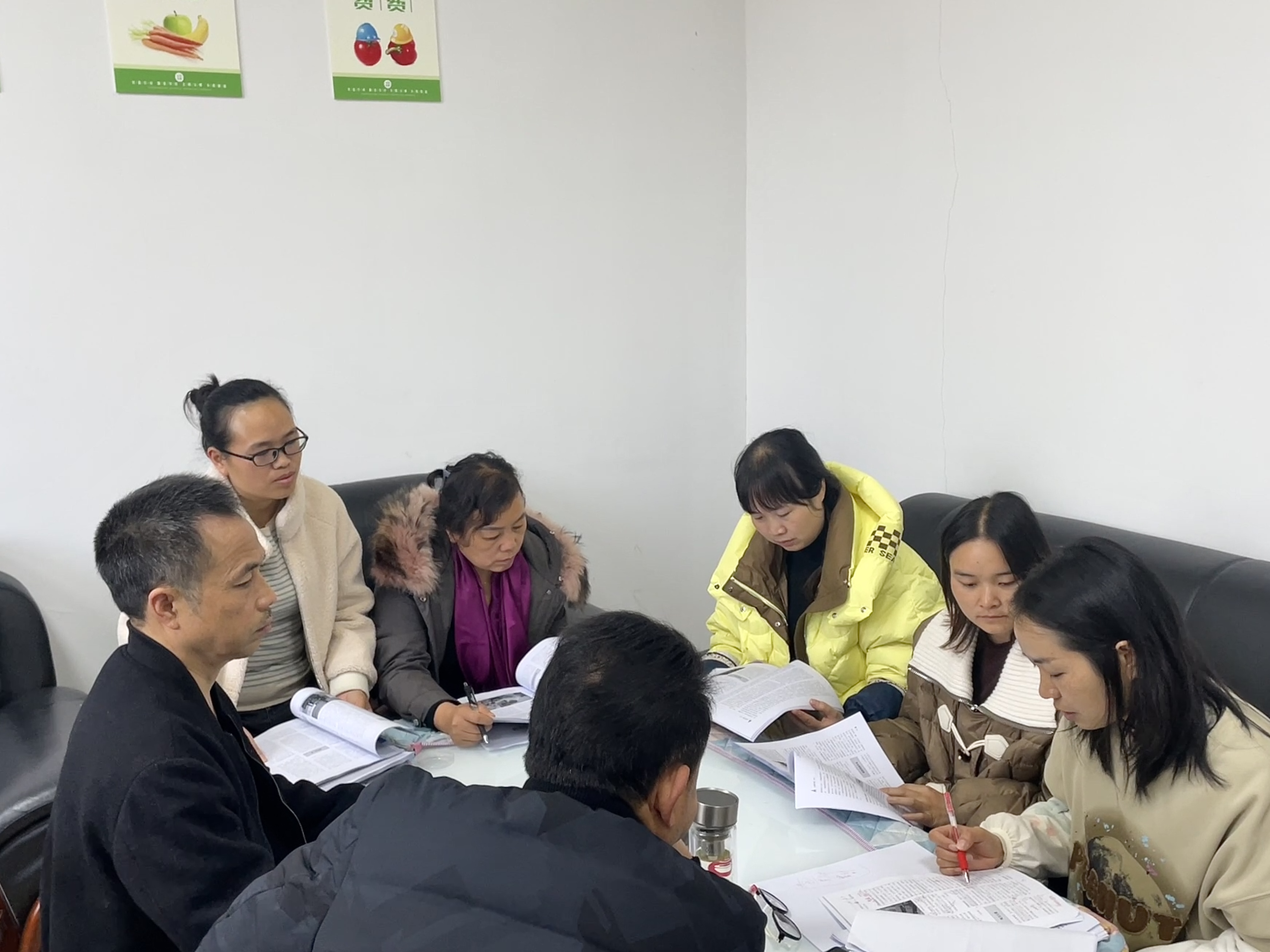 編撰人員圍坐討論。