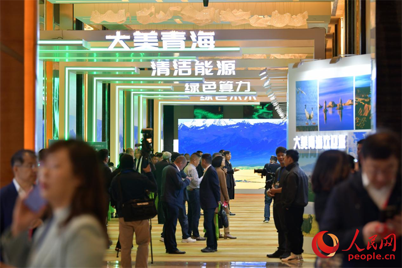 與會領導嘉賓參觀推介展覽。人民網記者 任峰濤攝