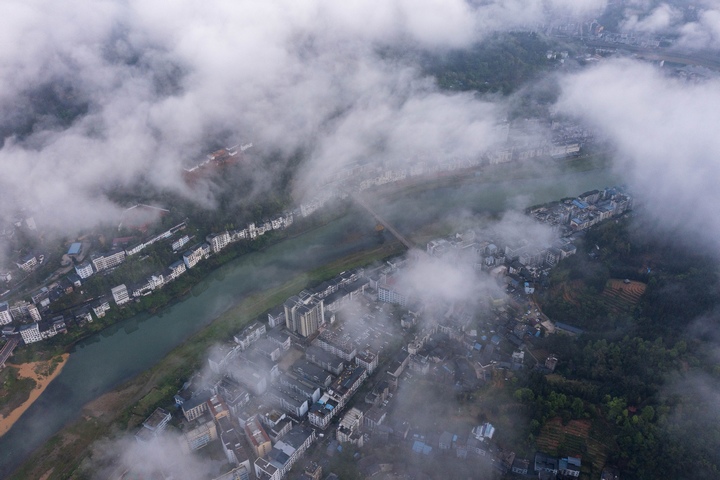 貴州省從江縣縣城云霧繚繞（無(wú)人機(jī)照片）。