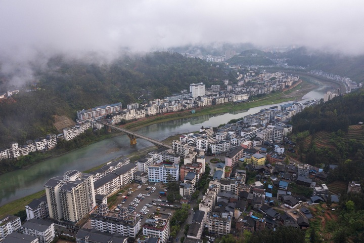 貴州省從江縣縣城云霧繚繞（無人機照片）。