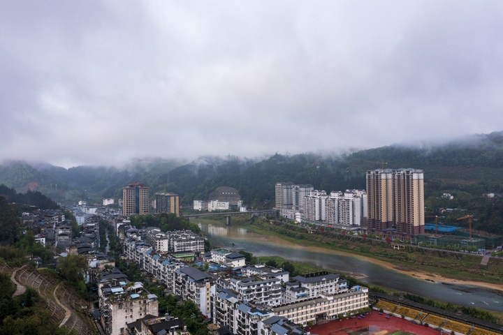 貴州省從江縣縣城云霧繚繞（無人機照片）。