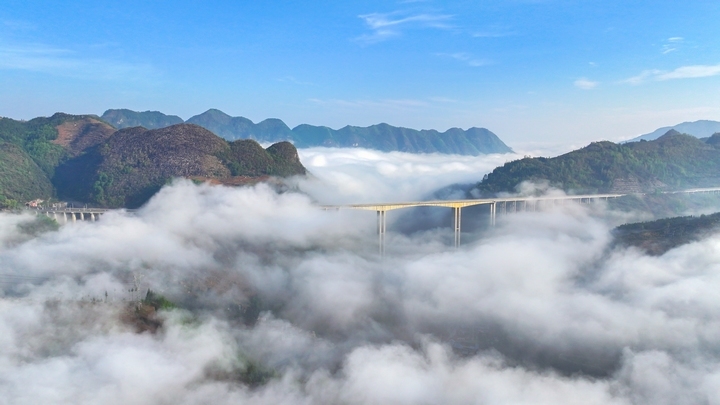 貴州納雍出現(xiàn)云海奇觀，宛如仙境。